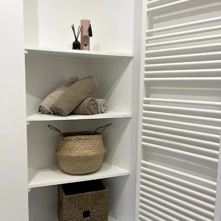 Joli 2 Pieces Avec Terrasse, Proche